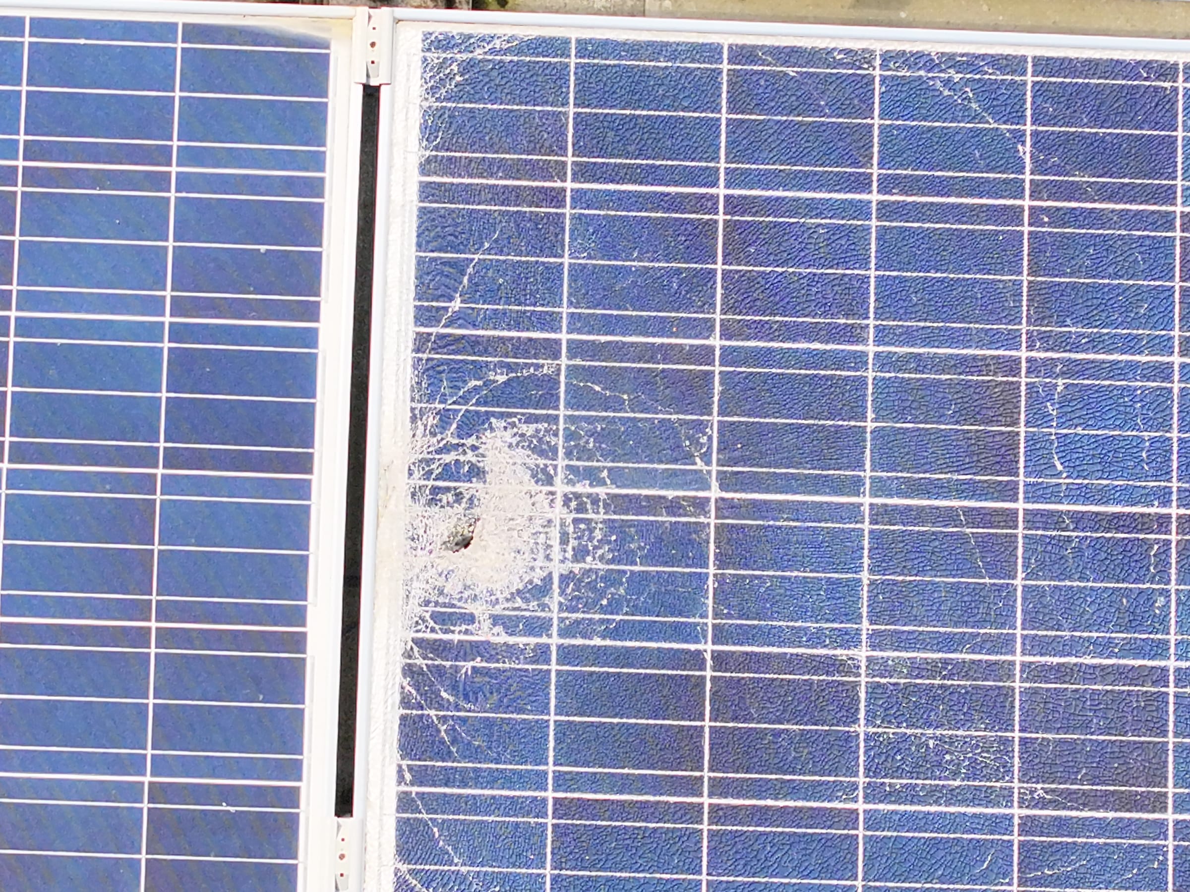 Drohnen-Luftbild einer gewerblichen Photovoltaikanlage bei der PV-Inspektion im Raum Leipzig