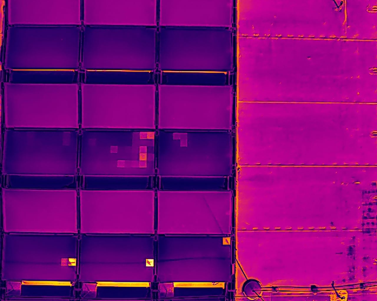 Thermografie-Aufnahme einer PV-Anlage mit sichtbaren Temperaturunterschieden