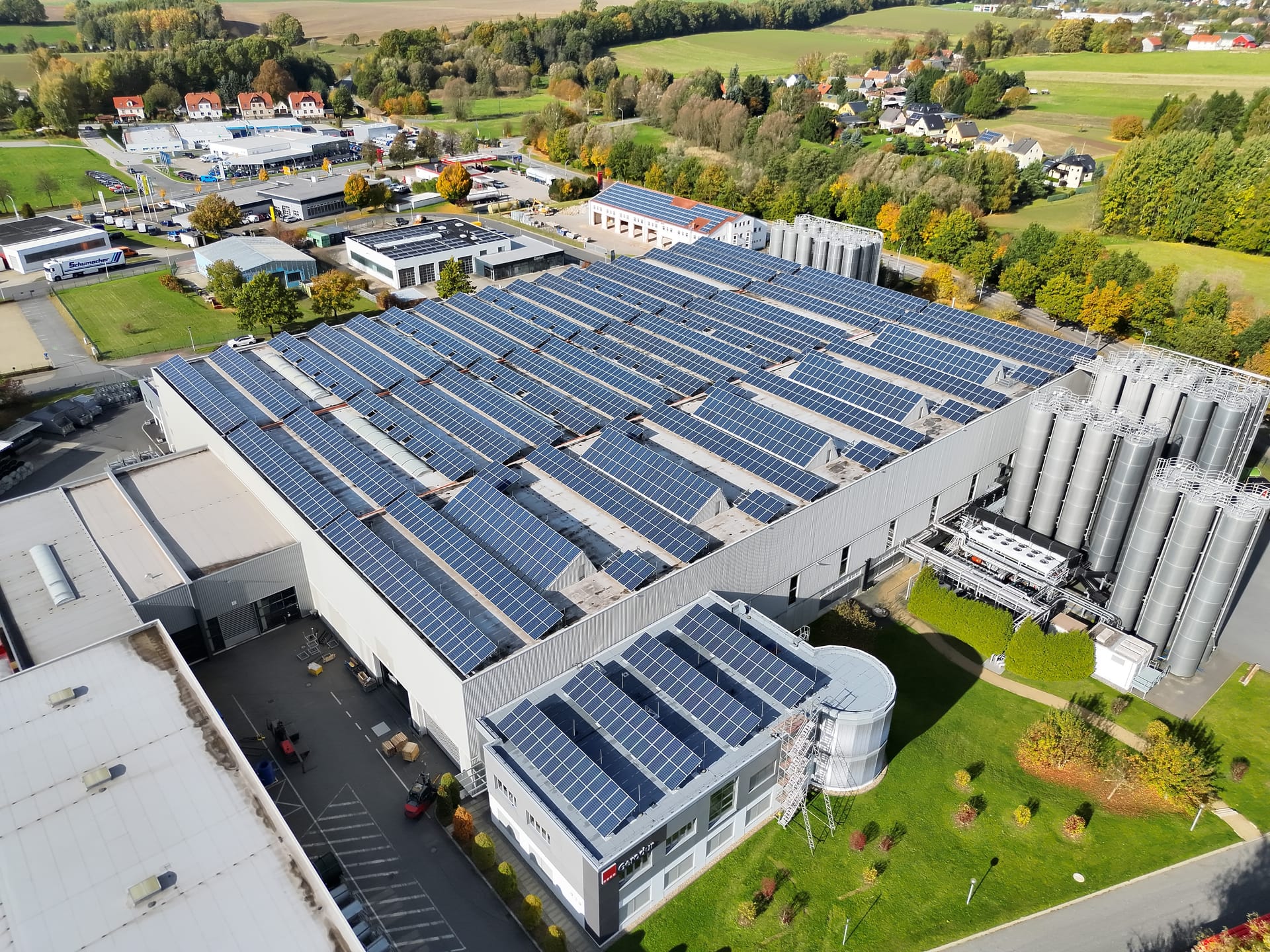 Drohnen-Luftaufnahme einer Photovoltaik-Freiflächenanlage